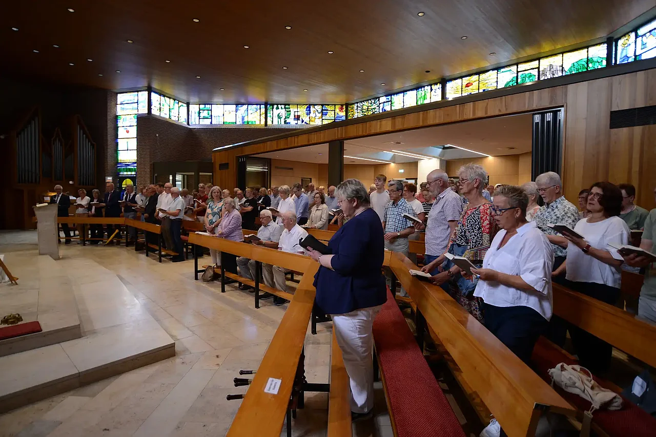 Etwa 250 Gläubige feierten die Wiedereröffnung in Emlichheim. (Foto: Marion Bleumer)