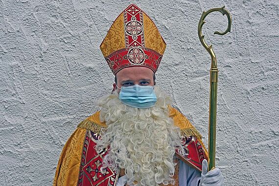 Julian Heese ist Referent für christliches Brauchtum beim Bonifatiuswerk. Er leitet den Nikolaus-Ausbildungs-Kurs – und stellt dabei auch die Kleidung des „richtigen“ Nikolaus vor. (Foto: Thomas Throenle)
