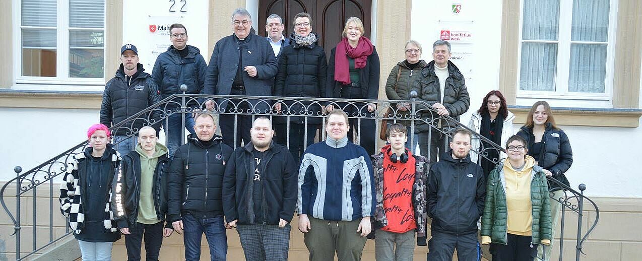 Zum Start ihres Praktikums haben sich die Praktikanten mit Vertretern des Bonifatiuswerkes, des Rotary-Clubs und der beteiligten Unternehmen im Bonifatiushaus getroffen. (Foto: Marius Thöne/Bonifatiuswerk)