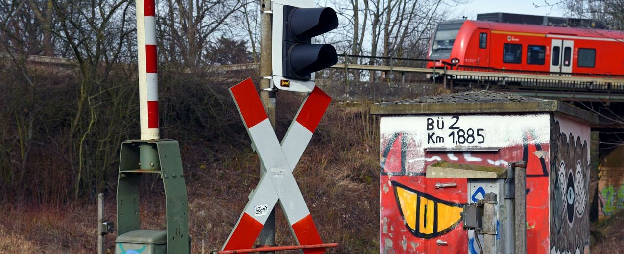 Spurensuche Andreaskreuz: An jedem Bahnübergang in ganz Deutschland lässt sich eine Verbindung zu unseren Heiligen finden. Das Andreaskreuz geht auf den Heiligen Andreas zurück. Foto: Theresa Meier 