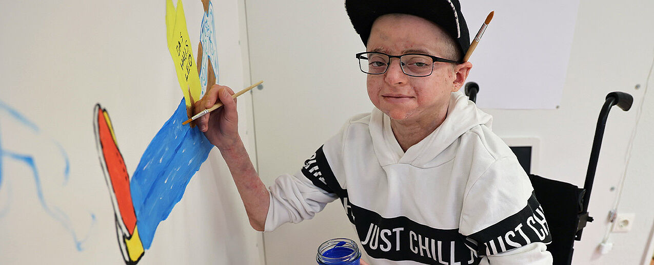 Luca wurde schon als Jugendlicher vom Kinderhospiz-Zentrum LEO begleitet. Auch heute noch kommt er oft zu Besuch. Mittlerweile hat der junge Erwachsene seine eigene Wohnung bezogen. Foto: Markus Nowak.