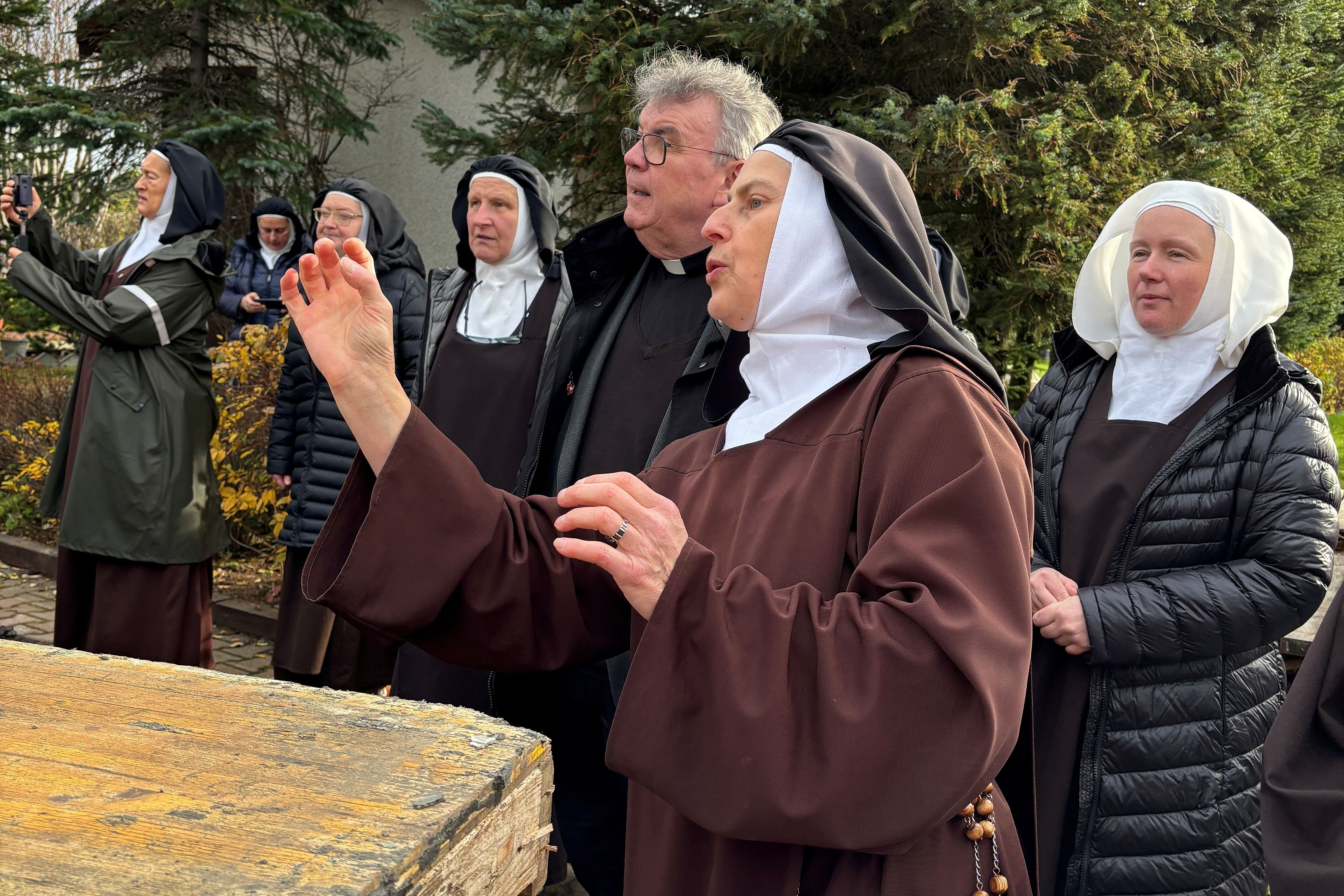 Die Karmelschwestern in Hafnarfjördur zeigen Msgr. Austen die Baustelle der Klostererweiterung. (Foto: privat)