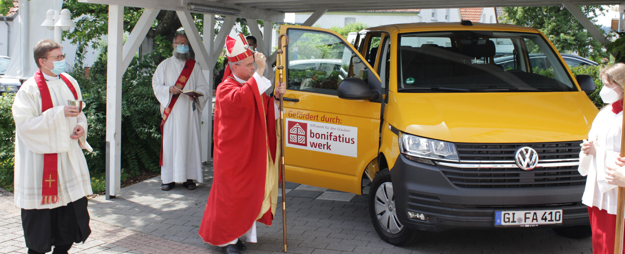 Generalvikar und Weihbischof Dr. Udo Bentz segnet den neuen BONI-Bus (Foto: Fabio Sanchez Salgado) 