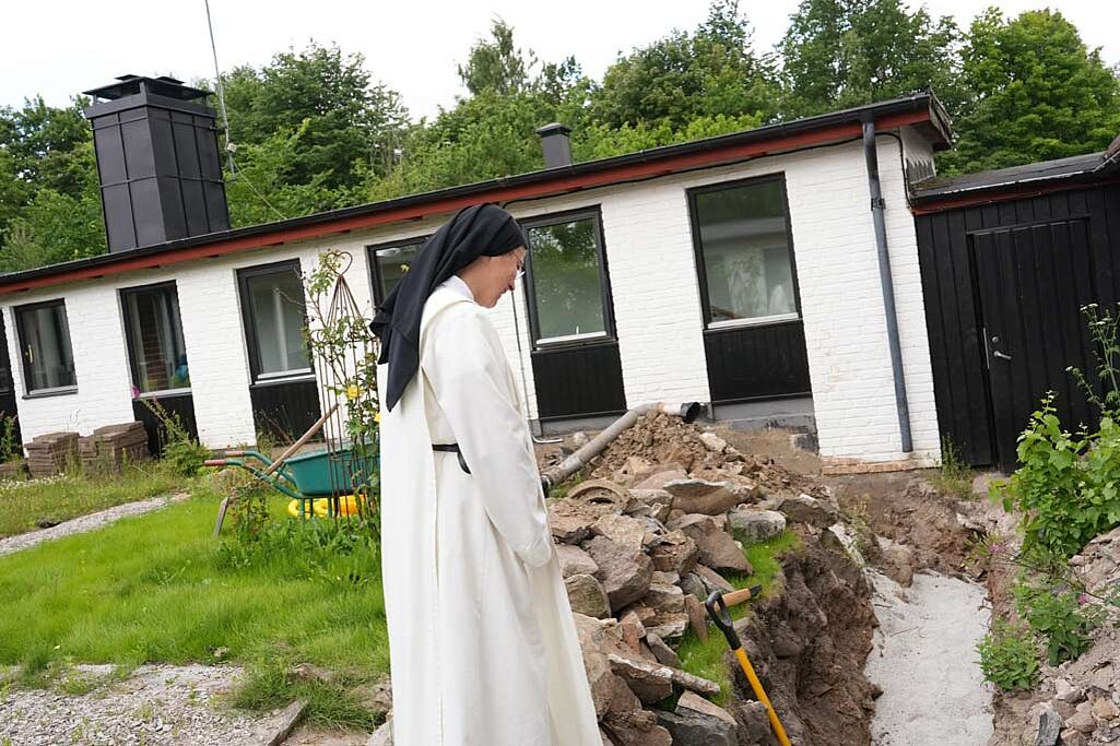 Schwester Therese schaut sich die Modernisierungsarbeiten an. (Foto: T. Meier)