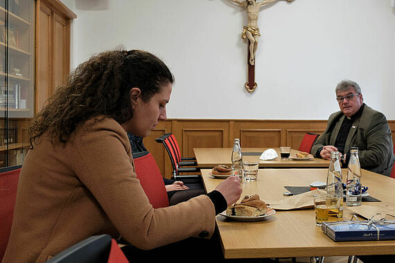 In der Pause gab es Zimtschnecken. Hier Matea Renic mit Monsignore Georg Austen. (Foto: Laura Maring)