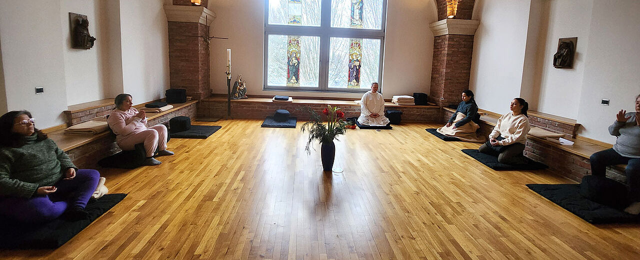 Angeleitet wurden die Teilnehmenden der Kurzexerzitien im Dominikanerkloster St. Albert von Pater Lucas Leonhard Wieshuber OP (hinten). Foto: Oliver Cabrera