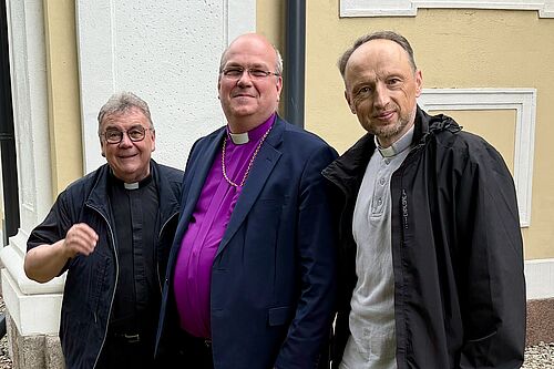 Bonifatiuswerk-Generalsekretär Monsignore Georg Austen (li.) und Bischof Viktors Stulpins (Liepāja, re.) unterstrichen bei einem Treffen mit Hanss Martins Jensons, evangelisch-lutherischer Bischof von Liepāja, die Bedeutung der Ökumene. Foto: privat