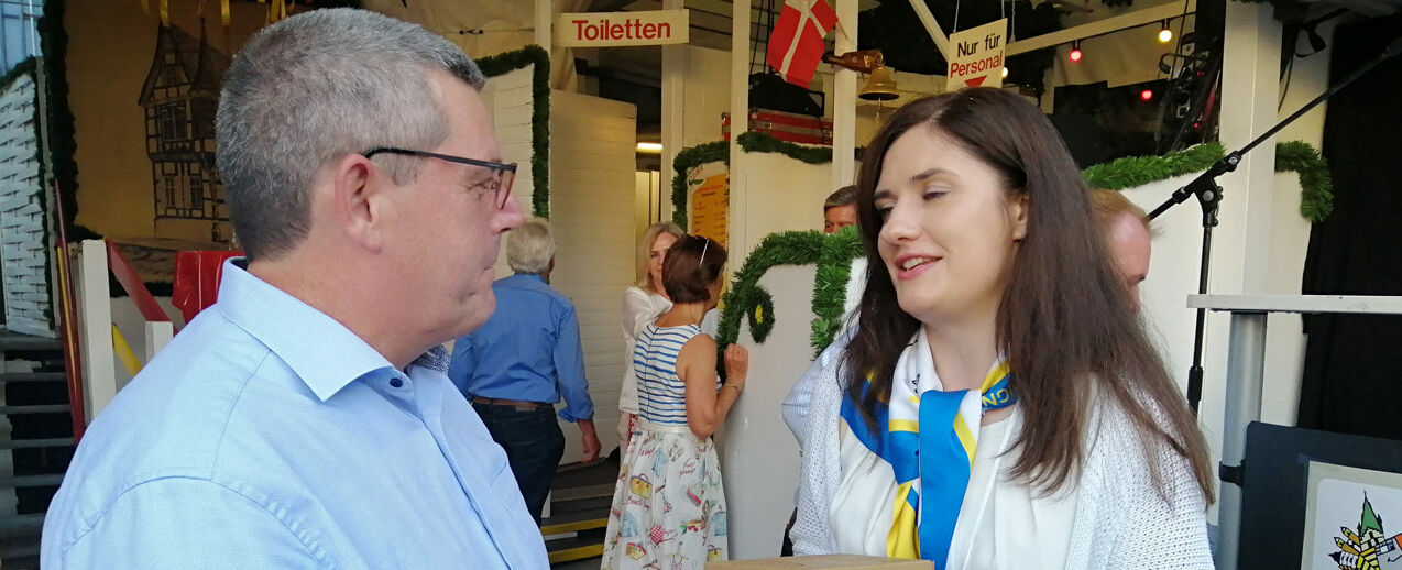 Ingo Imenkämper, Geschäftsführer des Bonifatiuswerkes, im Gespräch mit Iryna Shum, Generalkonsulin der Ukraine. (Foto: Harald Ebner)