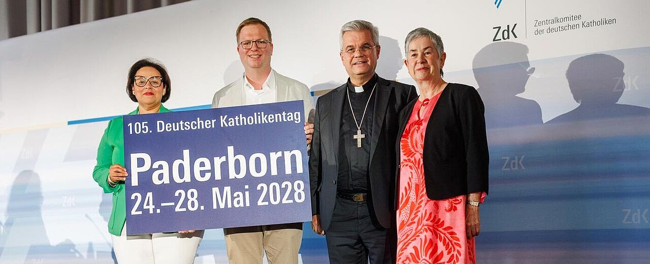 Auf den 105. Deutschen Katholikentag in Paderborn freuen sich: Nadine Mersch, Jan Hilkenbach (beide Vorsitzende des Diözesankomitees im Erzbistum Paderborn), Erzbischof Dr. Udo Markus Bentz und ZdK-Präsidentin Dr. Irme Stetter-Karp. (Foto: Peter Bongard)