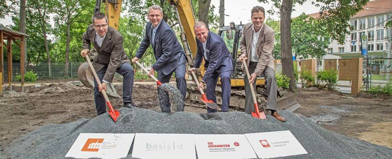 Symbolischer erster Spatenstich: Thomas Hajek, Steffen Kretzschmar, Lars Menzel und Tobias Strieder (v.l.) (Foto: Frank Schütze/priori relations)