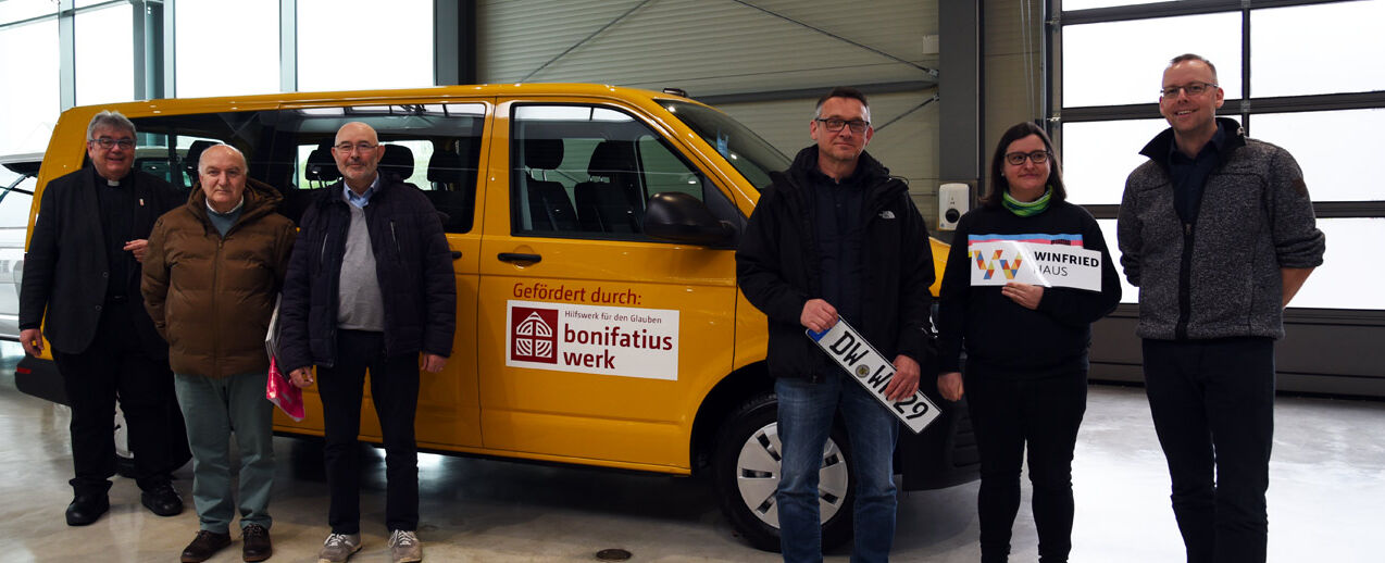 Monsignore Georg Austen, Generalsekretär des Bonifatiuswerkes, übergibt je einen BONI-Bus an Luigi Picerno und Antonio Caponegro aus Mainz sowie an Thomas Jentzsch, Christin Noack und Stephan Schubert aus Dippoldiswalde. (Foto: Simon Helmers)