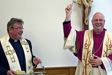 Alfons Hardt (Generalvikar des Erzbistums Paderborn) hat heute das sanierte Bonifatiushaus gesegnet. Begleitet wurde er auf seinem Rundgang von Monsignore Georg Austen (Generalsekretär des Bonifatiuswerkes). Foto: Patrick Kleibold