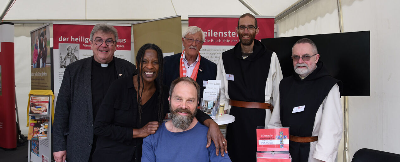 Monsignore Georg Austen, Judy Bailey, Patrick Depuhl, Heinz Paus, Bruder Arnaud und Prior Joël haben das Konzert sehr genossen. (Foto: Simon Helmers)