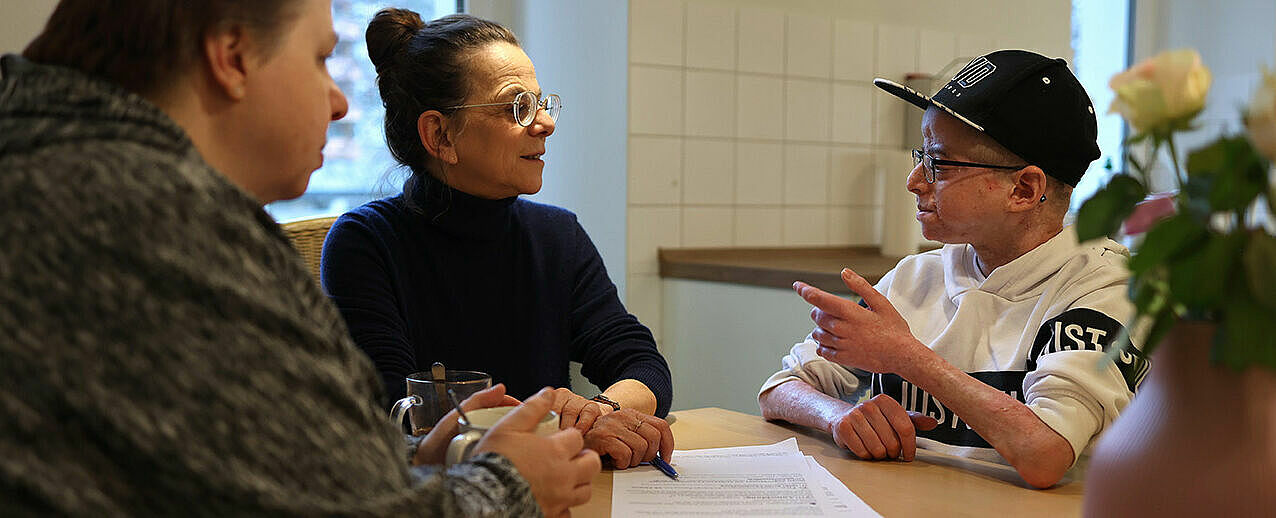 Luca Campos (l.) im Gespräch mit Beate Danlowski (Mitte) und seiner Mutter Heike. (Foto: Markus Nowak)
