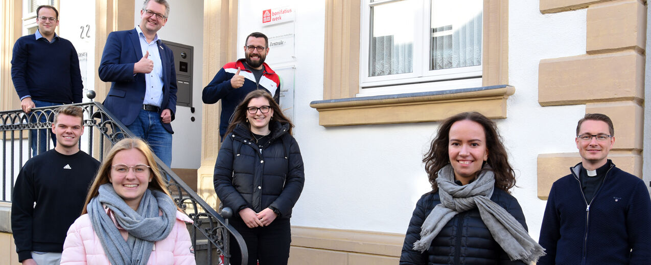 Daniel Born und Thomas Twents (o.v.l.) aus dem Bonifatiuswerk heißen die Gäste aus dem Bistum Fulda willkommen: Tristan Fröhle, Nicola Krack, Paul Kowalski, Maike Flügel, Lea Hirn,  Diözesanjugendpfarrer Alexander Best (v.l.) (Foto: Theresa Meier)