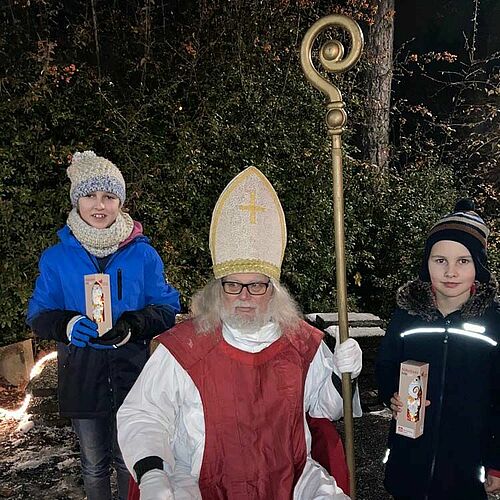 Isabella und Jonathan Schmidt zusammen mit dem Nikolaus. (Foto: Anja Münzel)