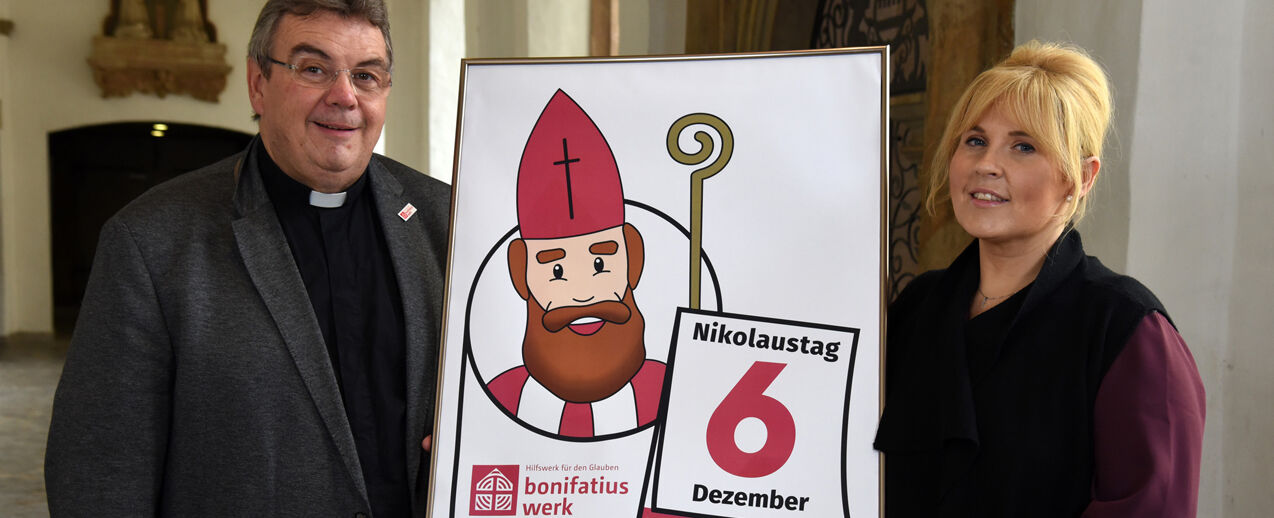 Msgr. Georg Austen, Generalsekretär des Bonifatiuswerkes, mit Maite Kelly, der langjährigen Patin der "Weihnachtsmannfreien Zone" (Foto: Theresa Meier)