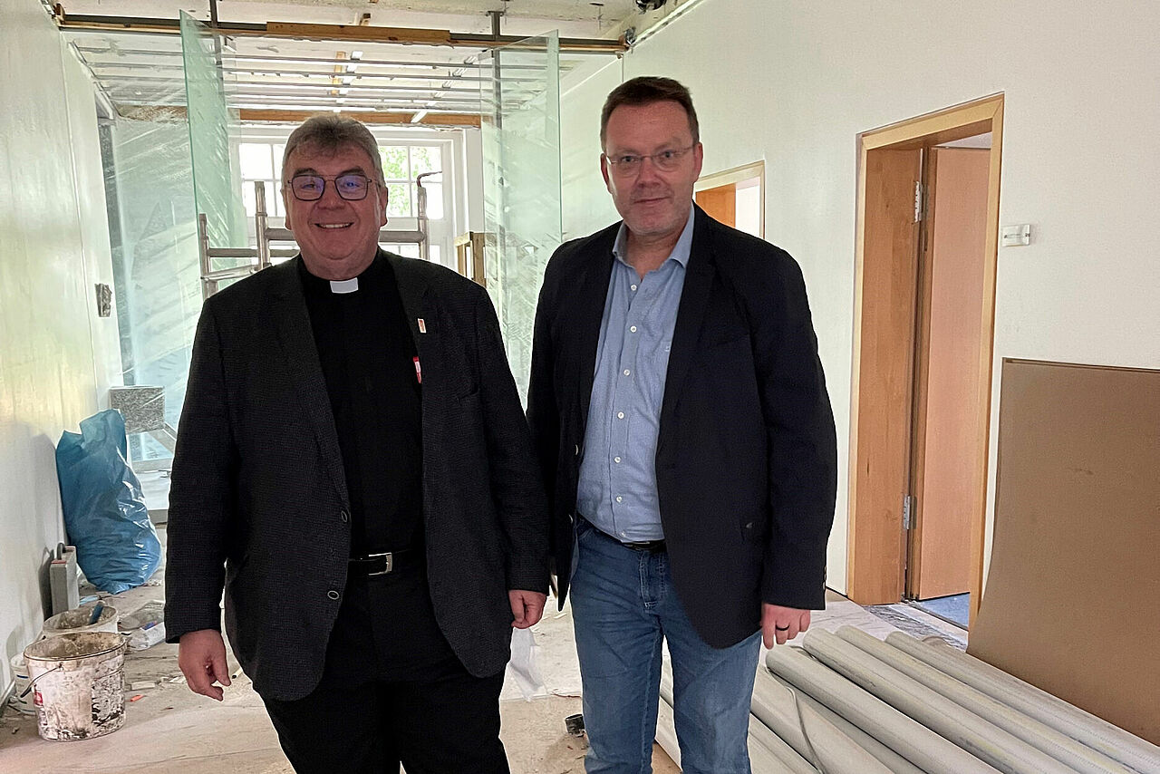 Monsignore Georg Austen und Dominik Blum in einem Korridor, der gerade renoviert wird. (Foto: privat)