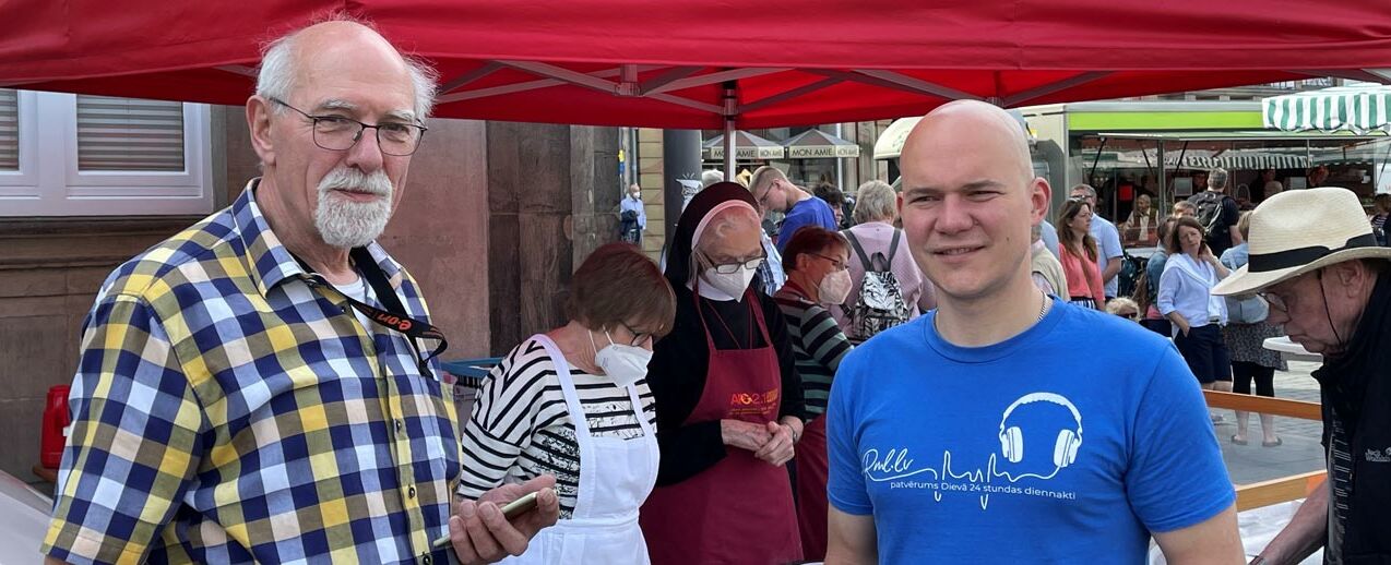 Pater Peteris Skudra dankte der Caritas-Konferenz St. Liborius, die mit Erlösen aus dem Verkauf von Waffeln das Martinshaus im lettischen Liepaja unterstützten. (Foto: Georg Austen)