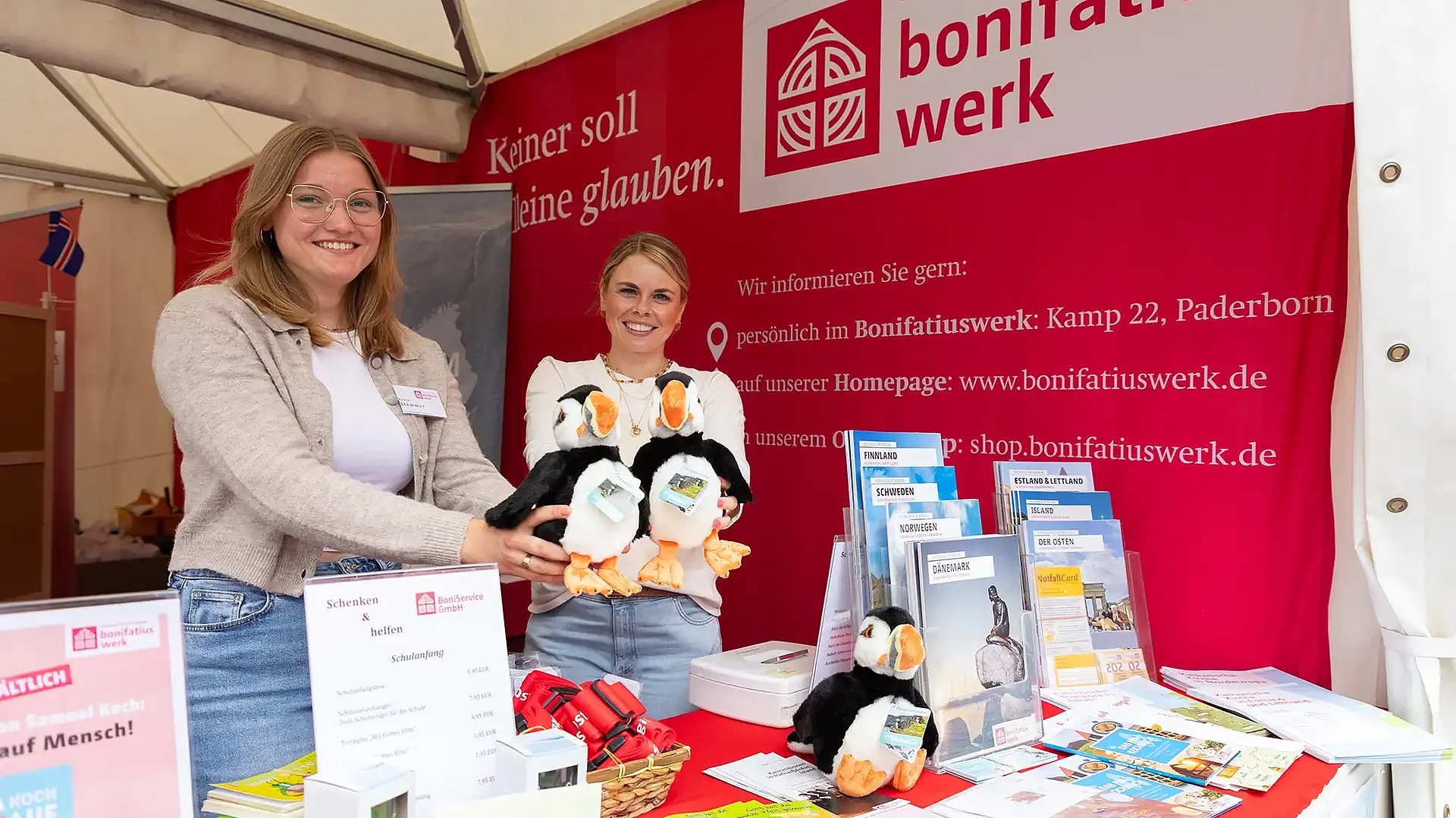 Das Bonifatiuswerk ist auch 2026 auf Libori wieder mit seinem Infostand an den Dom-Treppen vertreten. Im Bild: Ronja Stemmer und Sandra Morgott (v.l.). Foto: Hartmut Salzmann
