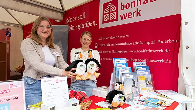 Das Bonifatiuswerk ist auch 2026 auf Libori wieder mit seinem Infostand an den Dom-Treppen vertreten. Im Bild: Ronja Stemmer und Sandra Morgott (v.l.). Foto: Hartmut Salzmann