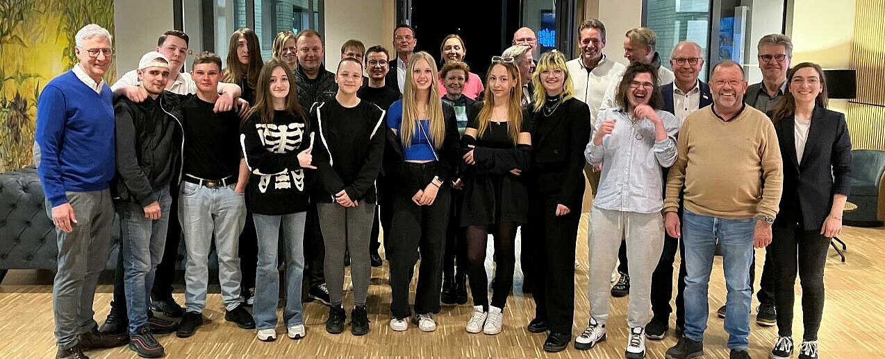 Beim Abschlussabend nach dem zweiwöchigen Praktikum treffen sich alle Schülerinnen und Schüler mit Klassenlehrer Robert Lisiecki (Achter von links), dem Vorsitzenden des Rotary-Clubs Paderborn Stadt+Land Jürgen Wegener (Zwölfter von links), Dietmar Ahle vom Rotary-Club (Erster von links), Vertreter der Praktikumsunternehmen aus Paderborn, Referentin des Bonifatiuswerkes Eva Dreier (Erste von rechts) und Bonifatiuswerk-Präsident Manfred Müller (Vierter von rechts). (Foto: Bonifatiuswerk)