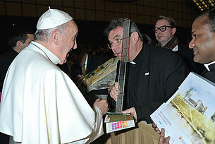 Papst Franziskus empfängt Msgr. Georg Austen mit einer norwegischen Delegation aus Trondheim, 2015