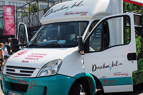 Das erste "Duschmobil" Deutschlands ermöglicht fünf Frauen am Tag, ihre Grundbedürfnisse z. B. nach Körperhygiene zu stillen. (Foto: SkF Berlin)