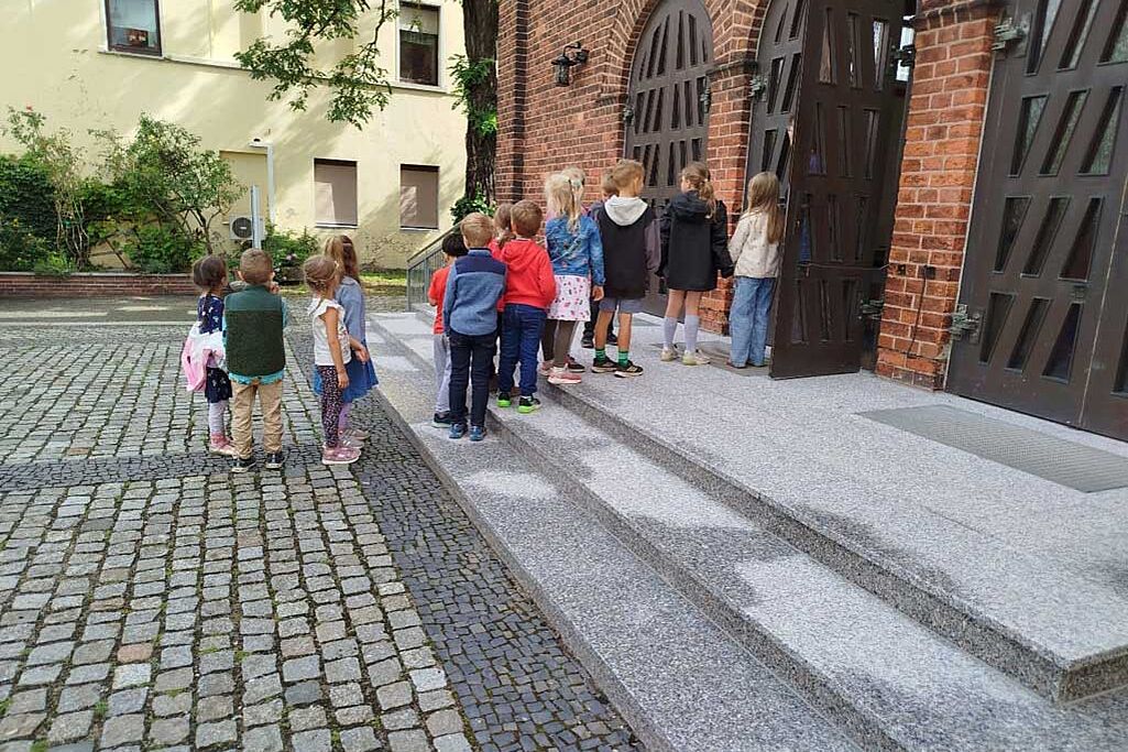 Die Kinder des Caritas-Kindergartens St. Elisabeth entdecken den erneuerten Eingang der Christuskirche. (Foto: Andreas Metzner)