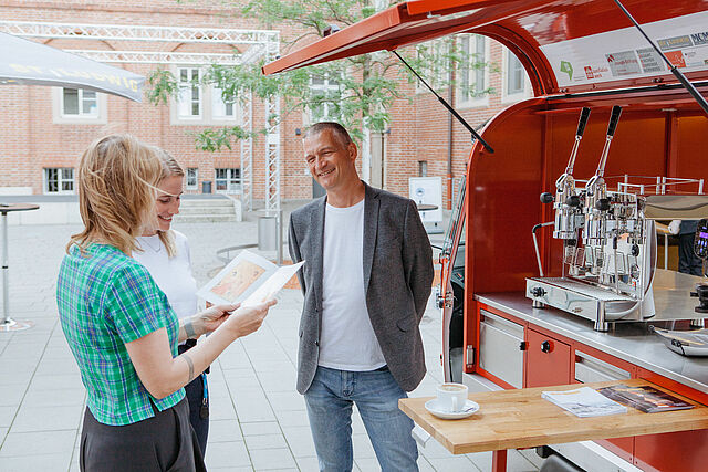 Das pastorale Team von St. Ludwig schafft mit seinem Projekt des "mobilen Cafés" Orte der Begegnung, Ruhe und Kommunikation. © Katholische Pfarrei St. Ludwig, Nürnberg