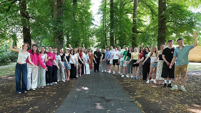 Die ehemaligen Freiwilligen des "Praktikums im Norden" kamen zu einem Rückkehrerseminar in Paderborn zusammen. Mit dabei: Bonifatiuswerk-Generalsekretär Monsignore Georg Austen (Mitte) und die Programmverantwortlichen Eva Berlage (r. neben Austen) und Ricarda Clasen (l. neben Austen) (Foto: Theresa Meier)