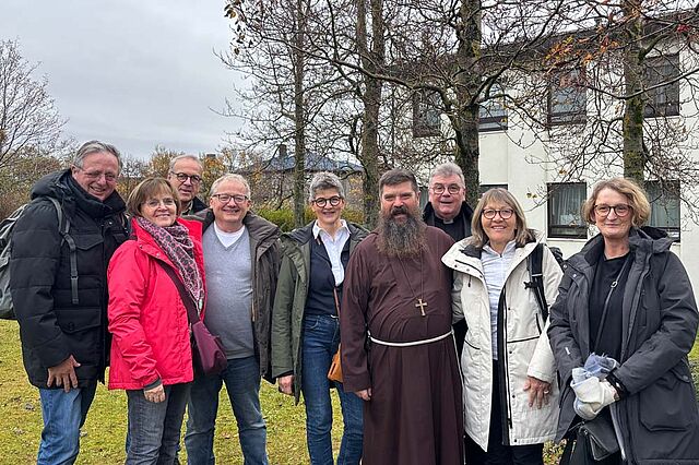 Bischof David Tencer nahm die Reisegruppe freudig in Empfang. Von links. Andreas und Jutta Kettelmann, Manfred Deisting, Fritz Werneke, Barbara Deisting, Bischof David Tencer, Monsignore Georg Austen, Anne Ossenbrlnk und  Susanne Werneke. Foto: privat