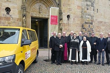 Diaspora-Aktionseröffnung des Bonifatiuswerkes in Osnabrück (von links): Pater Dr. Andreas Knapp (Buchautor), Bischof Berislav Grgic (Prälatur Tromsø in Norwegen), Weihbischof Johannes Wübbe (Bistum Osnabrück), Heinz Paus (Präsident des Bonifatuswerks), Sr. Brigitte (Priorin Marienkloster Tautra), Reinhold Hilbers, Mdl (Niedersächsischer Finanzminister), Sr. Gilchrist (Marienkloster Tautra), Bischof Philippe Jourdan (Tallinn in Estland), Monsignore Georg Austen (Generalsekretär des Bonifatiuswerkes), Burkhard Jasper (Bürgermeister Osnabrück), Martin Guntermann (Geschäftsführer des Bonifatiuswerkes). Foto: Theresa Meier