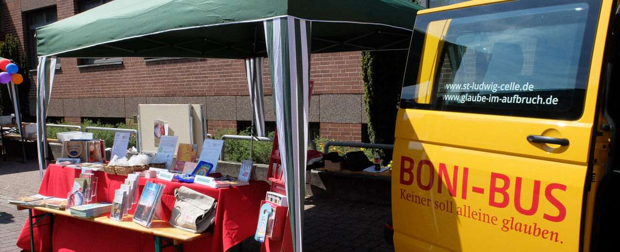 Der Stand des Bonifatiuswerkes auf dem Fest der Engagierten in Celle. Foto: Katrin Sijbom