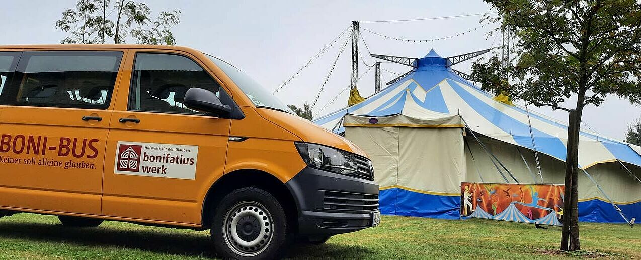 Auch der vom Bonifatiuswerk geförderte BONI-Bus kam bei den Vorbereitungen des heutigen Zirkusprogramms zum Weltkindertag zum Einsatz. (Foto: A. Przybilski)