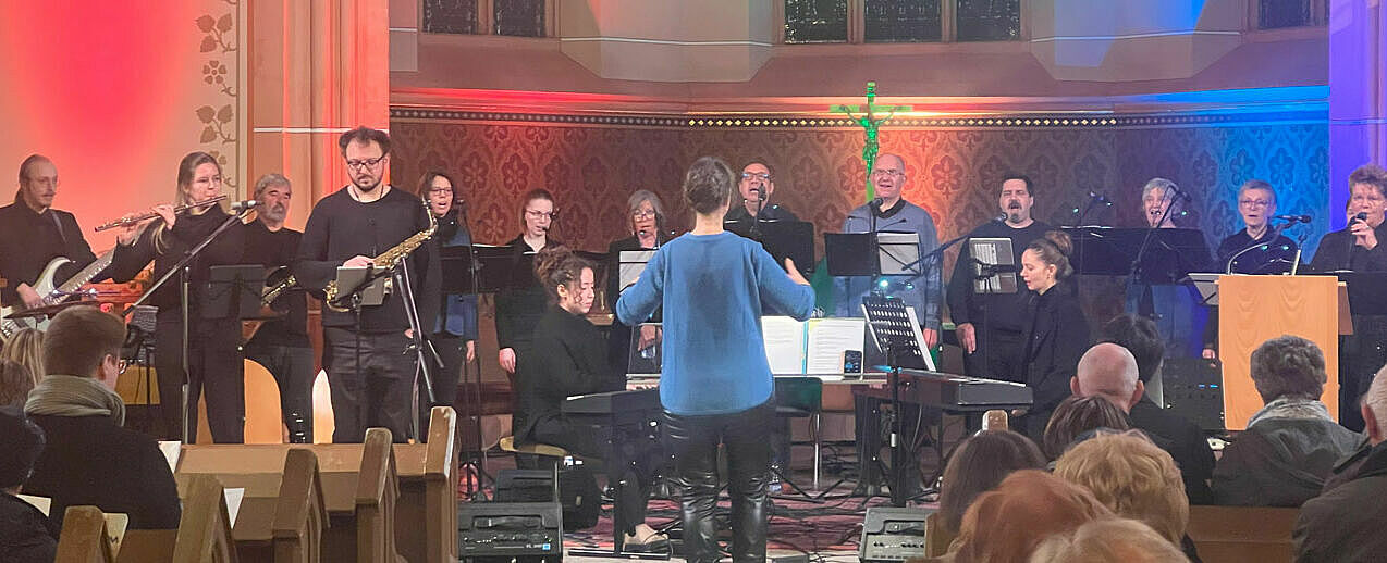 Komponistin und Dirigentin Bettina M. Bene schafft eine stimmungsvolle Atmosphäre. (Foto: Geist und Lied e.V.)