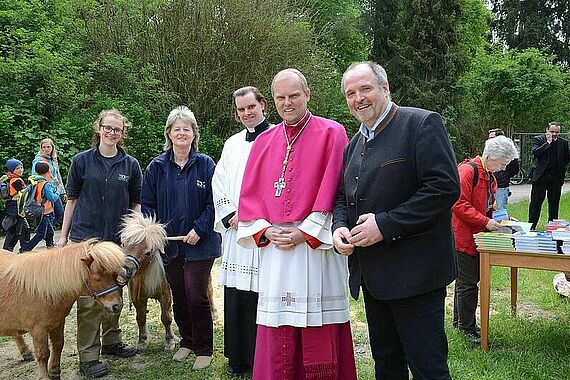 Matthias Micheel (rechts) ist überzeugt, dass Kinder durch die unmittelbare Erfahrung mit Tieren ethische Verantwortung lernen. Daneben Weihbischof Wörner, Diakon Martin und Zoodirektorin Dr. Barbara Jantschke Foto: Alfred Herrmann