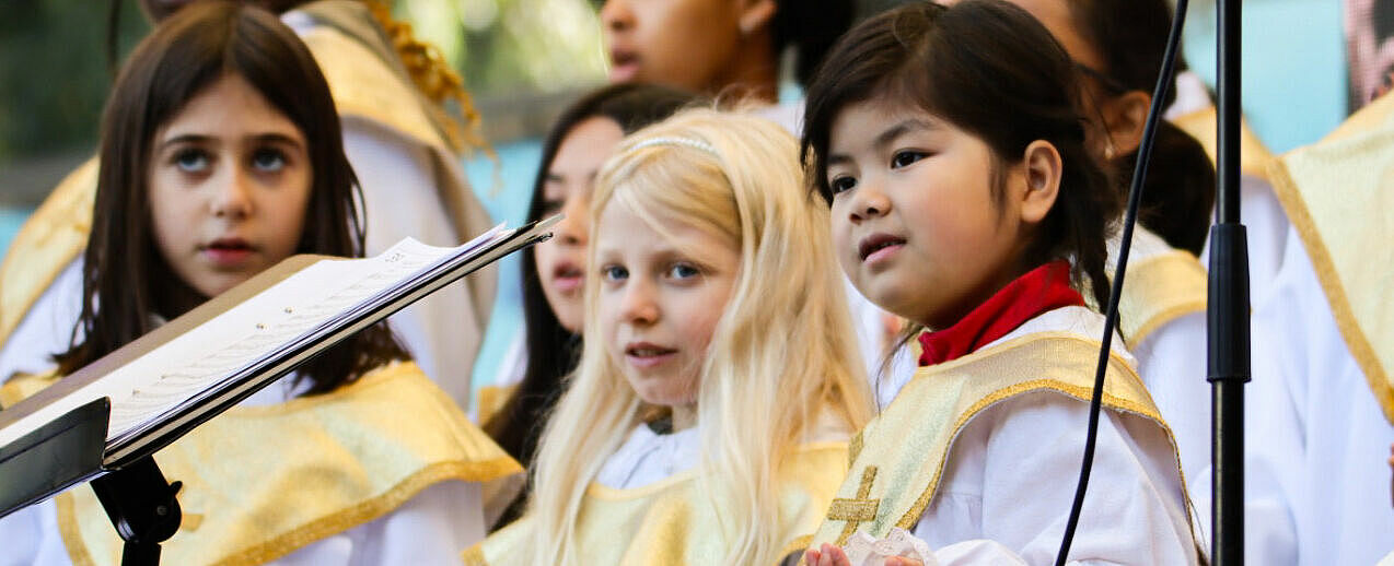 Über tausend Menschen darunter auch viele Kinder nahmen am Franziskus-Tag in Stockholm teil. (Foto: Katechetisches Zentrum)