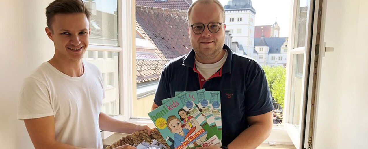 Chefredakteur Julian Heese und Bundesfreiwilligendienstler David Gorny losen die Gewinner aus. (Foto: Sebastian Schwertfeger)