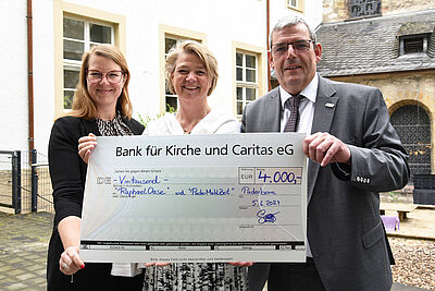 Für den guten Zweck: Eine Spende von der Privat-Brauerei Strate an das Bonifatiuswerk (von links): Katrin Keller, Leiterin des Bereichs Fundraising im Bonifatiuswerk, Simone Strate von der Brauerei Strate und Bonifatiuswerk-Geschäftsführer Ingo Imenkämper. (Foto: Theresa Meier)