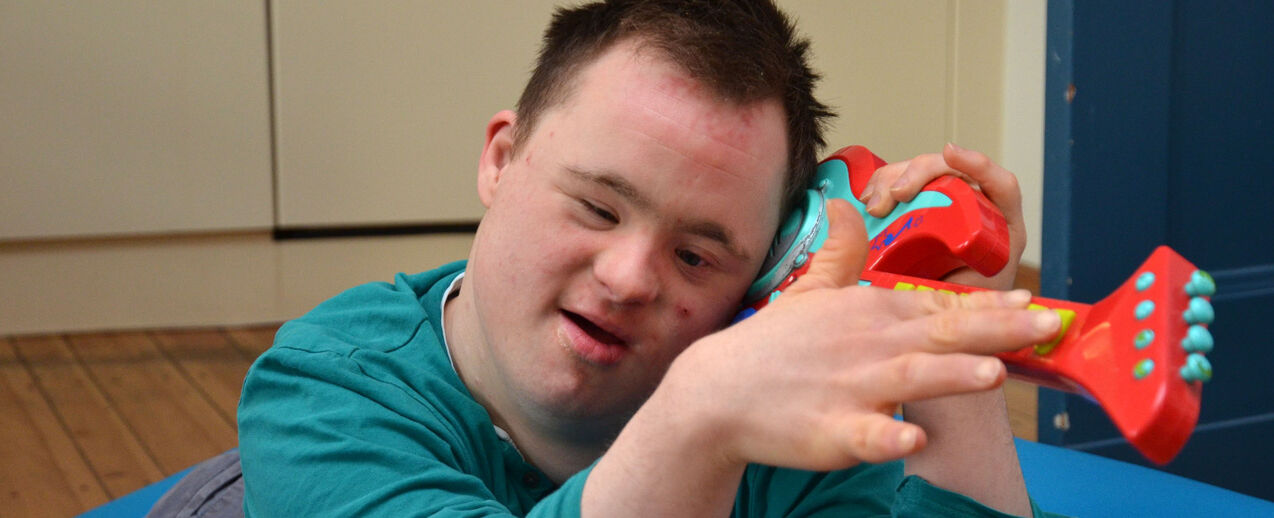 Benjamin liebt es auf seinem großen Kissen mitten in der Wohnküche und damit mitten im Leben zu liegen. (Foto: A. Herrmann)