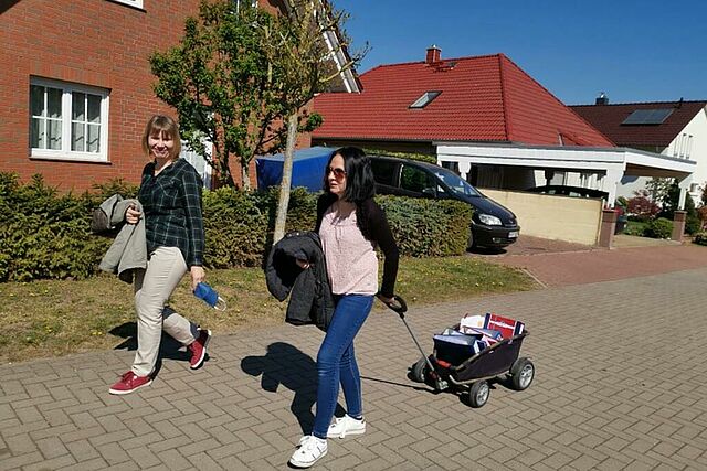 Mit dem Bollerwagen zogen die Erzieherinnen durch den Ort und brachten den Kindern, die fertiggestellten bunten Portfoliomappen direkt nach Hause. (Foto: Kornelia Loch)