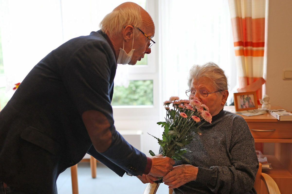 Jeden Samstagvormittag besucht Roland Steinfurth die Kühnels im Caritas-Seniorenzentrum St. Josef in Stralsund. Steinfurth hat immer einen kleinen Straußblumen für Martha in der Hand. (Foto: Markus Nowak)