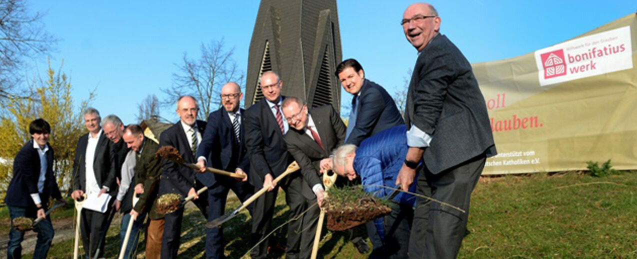 v.l.: Sebastian Rommel, Generalvikariat Hildesheim, Architekt Gregor Bringmann, Kirchenvorstand Hannes Dornieden, Andreas Ochmann, Amt für Landesentwicklung, Bürgermeister Wolfgang Nolte, Volksbank-Vorstand Björn Henkel, MdL Thomas Ehbrecht, Sparkassen-Vorstand Markus Teichert, Kreisrat Marcel Riethig und Propst Bernd Galluschke. (Foto: Christina Hinzmann)