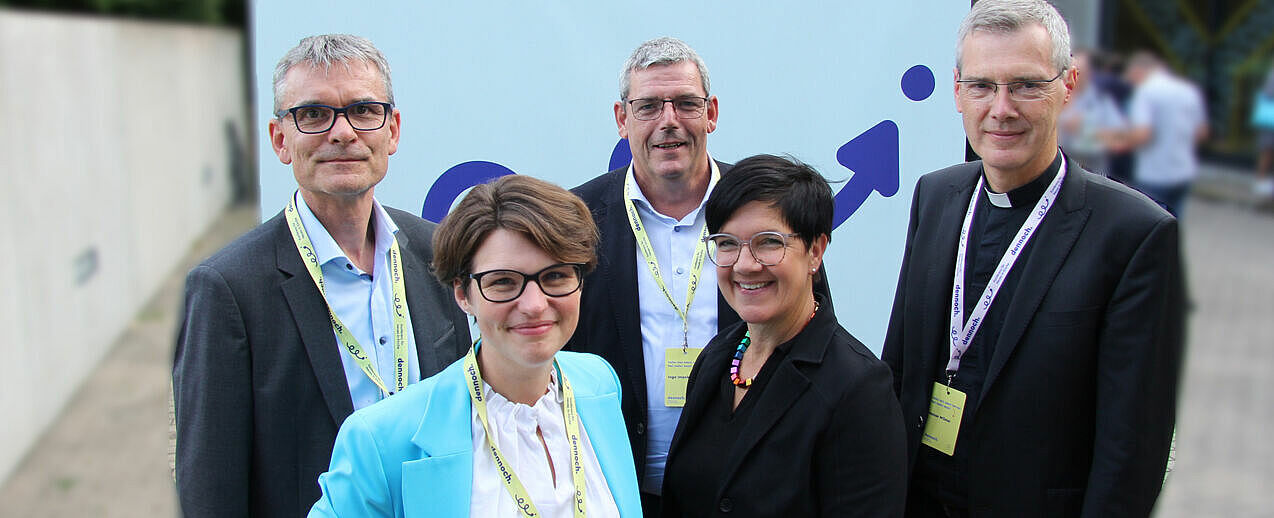 Peter Unterberg (Porticus), Dr. Miriam Zimmer (zap), Ingo Imenkämper (Bonifatiuswerk-Geschäftsführer), Jutta Loke (Moderatorin) und Bischof Heiner Wilmer (v.l.) haben sich über intensive Austauschtage bei der dennoch.-Konferenz gefreut. (Foto: Matthias Band)