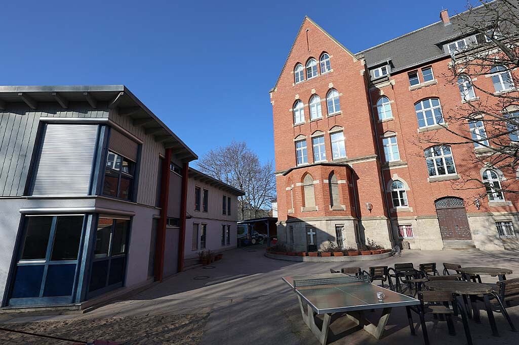 Links die "Villa Schönborn", rechts das geschichtsträchtige Kinder- und Jugendhaus (Foto: Markus Nowak)