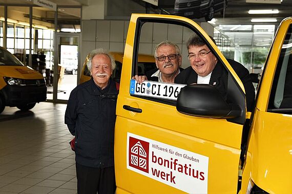 Im Bild von links: Pfarrer Tobia Bassanelli, Mario Adorno, Monsignore Georg Austen. Foto: Sr. Theresita M. Müller