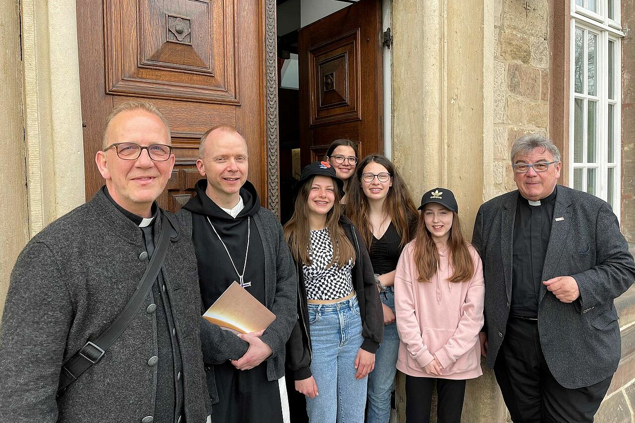 Der Geistliche Rektor des Jugendhauses, Dr. Peter Jochem (links), und die Jugendlichen wurden von Bischof Erik Varden (zweiter von links) und Monsignore Georg Austen (rechts) besucht. (Foto: Bonifatiuswerk)
