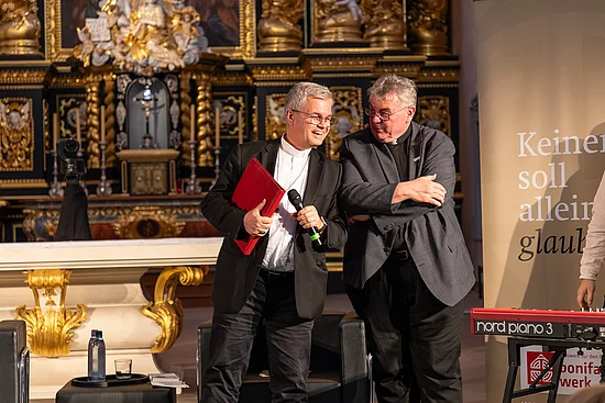 Erzbischof Dr. Udo Markus Bentz, Schirmherr des Bonifatiuswerkes, mit Bonifatiuswerk-Generalsekretär Monsignore Georg Austen. Foto: Hartmut Salzmann