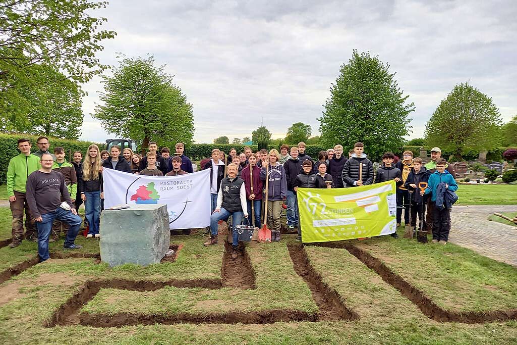 	Während der 72-Stunden-Aktion des BDKJ haben Firmbewerber aus der Pfarrei Heilige Familie Bad Sassendorf 2024 einen Trostweg auf dem Friedhof in Ostinghausen geschaffen. Foto: Pastoraler Raum Soest